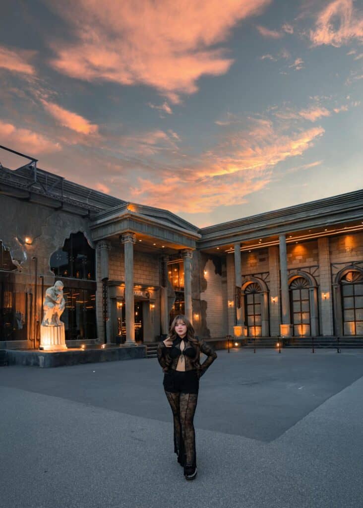 มุมถ่ายรูปช่วง Golden Hour ด้านหน้าของ DAVIN CAFE คาเฟ่ Golden Hour รามอินทรา ท่ามกลางสถาปัตยกรรมสไตล์ยุโรปและท้องฟ้าสีทองยามเย็น