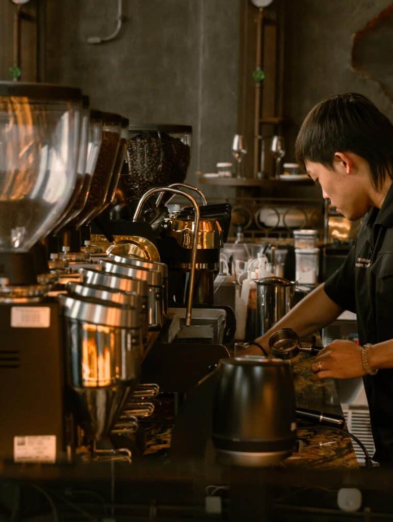 ที่เที่ยว รามอินทรา DAVIN CAFE บาริสตากำลังเตรียม Specialty Coffee ภายในคาเฟ่