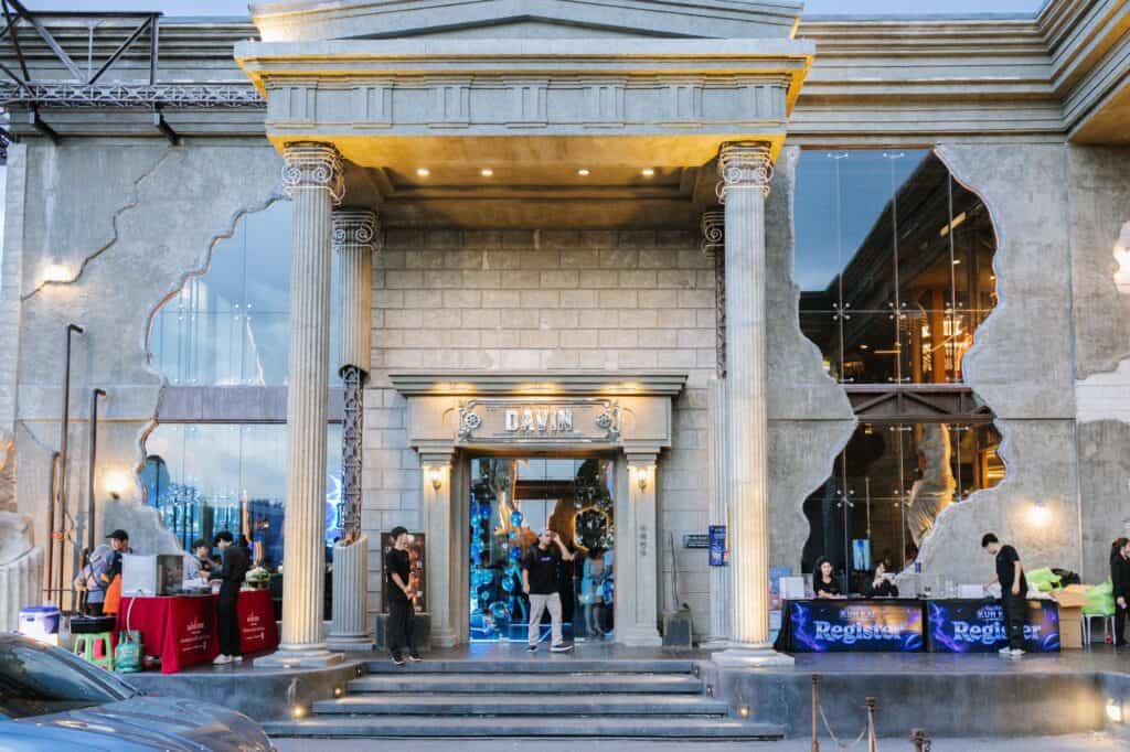 ทางเข้า DAVIN CAFE สำหรับจัด Private Party และ Private Event พร้อมสถาปัตยกรรมสไตล์ยุโรปที่โดดเด่น